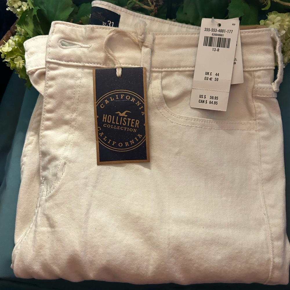 NWT women’s White Hollister Distressed Jeans.